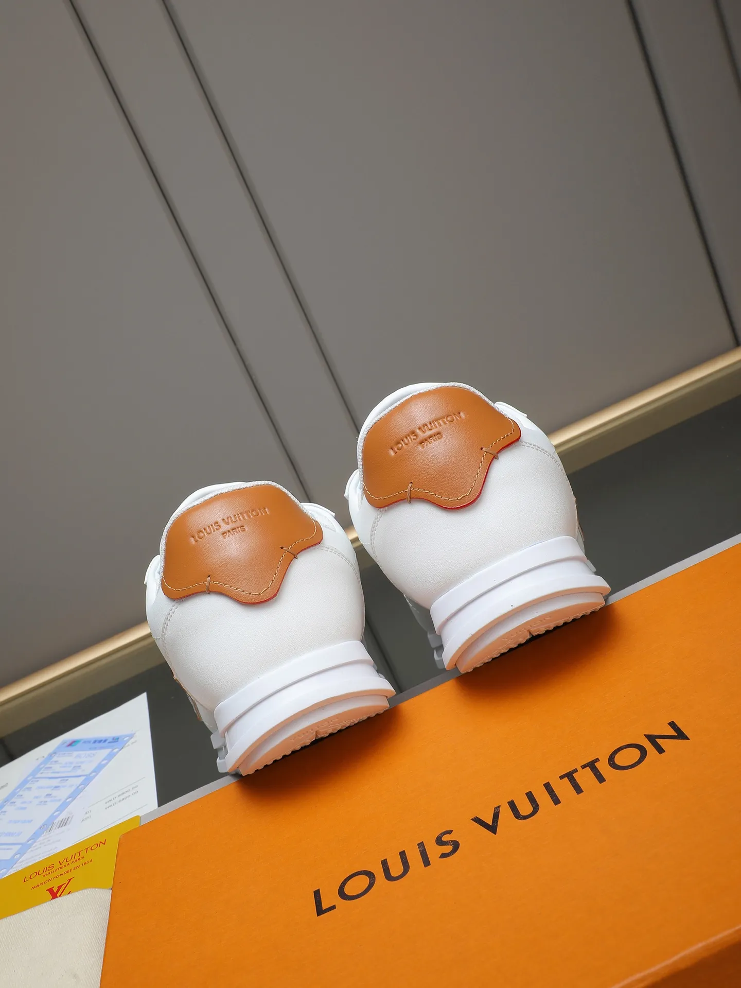 PP560 LV Louis Vuitton L Jialu Brand Runner Tatic Series Thick-soled Casual Sports Shoes Running Shoes Original purchase, development and production This LV Runner Tatic sports shoe combines technical materials such as mesh fabric and ribbons to interpret the inspiration of traditional mountaineering shoes. LV letters are written on one side, the lariat buckle of the quick lacing system is embellished with Monogram flowers and Louis Vuitton logos, and the light and wear-resistant rubber outsole completes the whole. ▪️Fabric: Original imported cowhide + mesh ▪️Inner lining: Original customized breathable mesh ▪️Sole: Original open-molded anti-slip rubber combination material ▪️Size: Men's 38-44 (customized for 45 and 46)